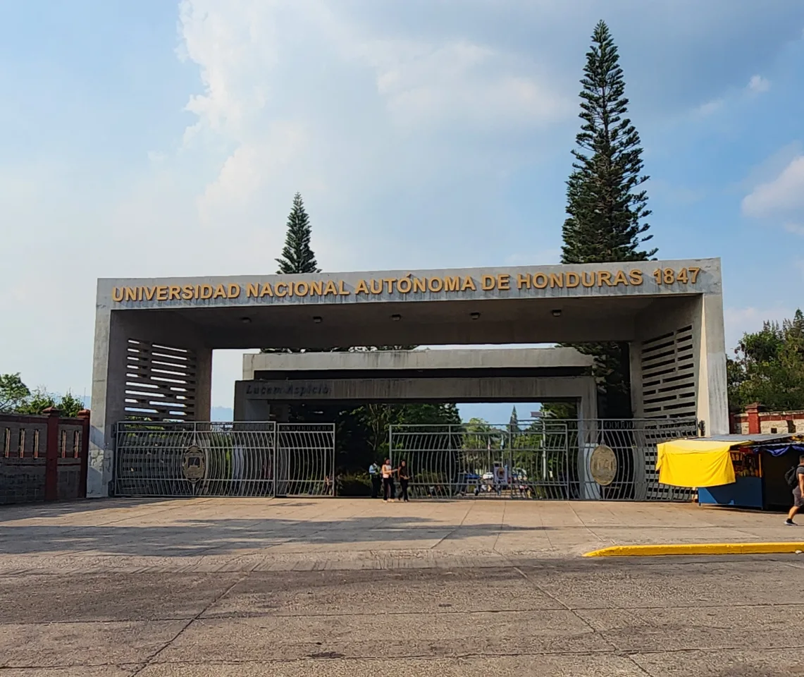 Entrada principal de Ciudad Universitaria de la UNAH en Tegucigalpa.
